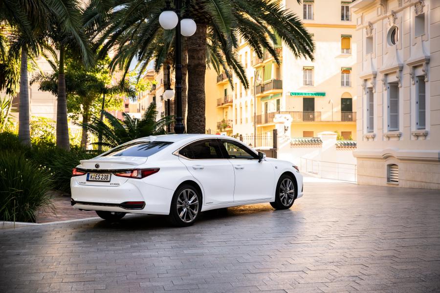 Lexus ES300h F-Sport 2018 года  (WW) (фото 26 из 46)